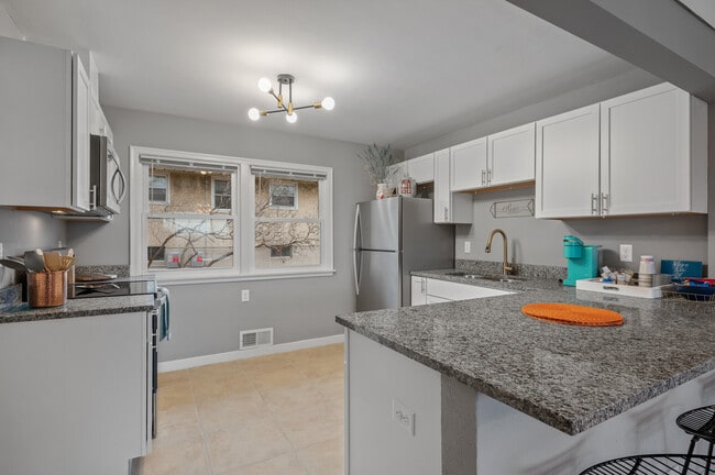 Building Photo - 248 Ruth St N