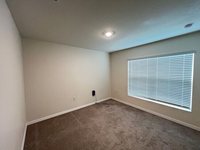 Building Photo - 4BD/2BA Modern Comfort Meets Suburban Serenity in Ocala! WASHER & DRYER INCLUDED!