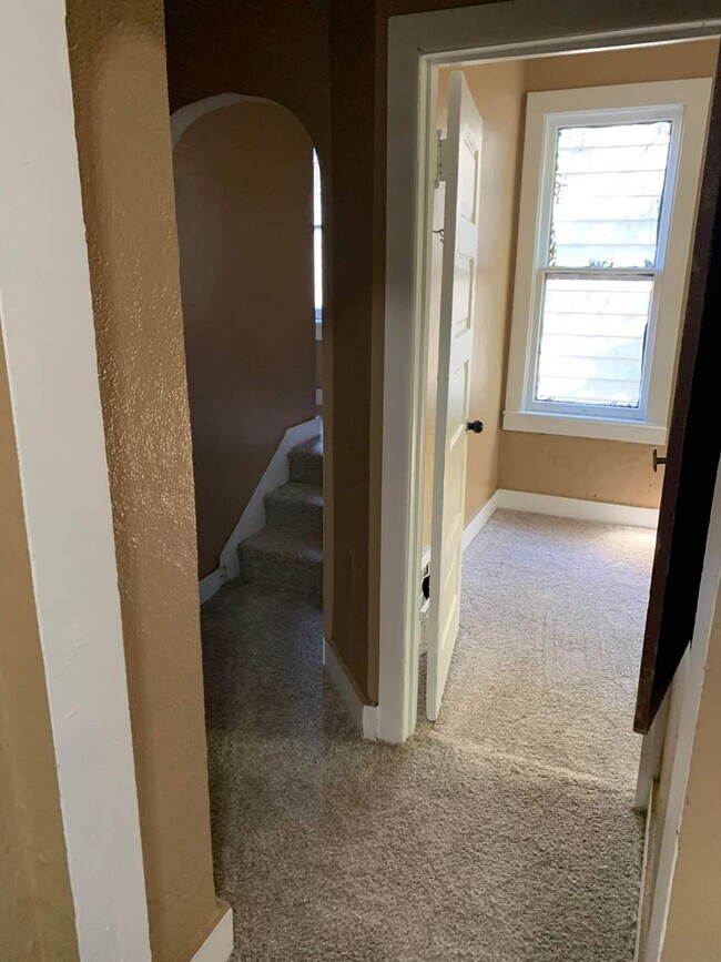 Building Photo - Remodeled 4 bedroom/1bathroom Home