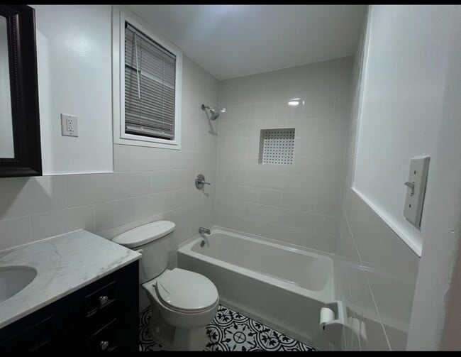 Building Photo - 907 18th St