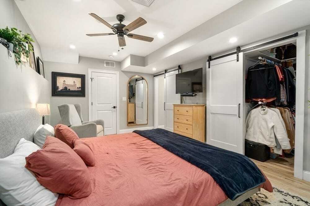 Building Photo - 142 W 8th St