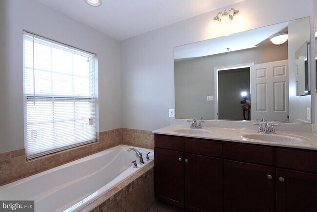 Building Photo - 128 Lullaby Ct