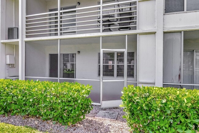 Building Photo - 296 Fanshaw H