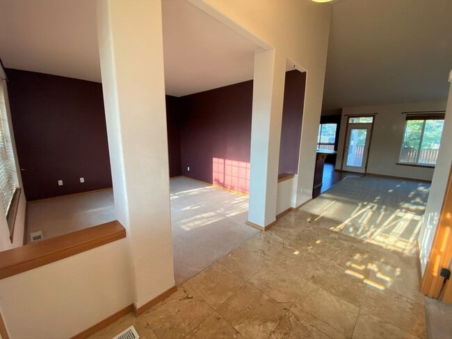Building Photo - Large 3 Bed Home with Office, Fenced Yard, and Lawn Service!