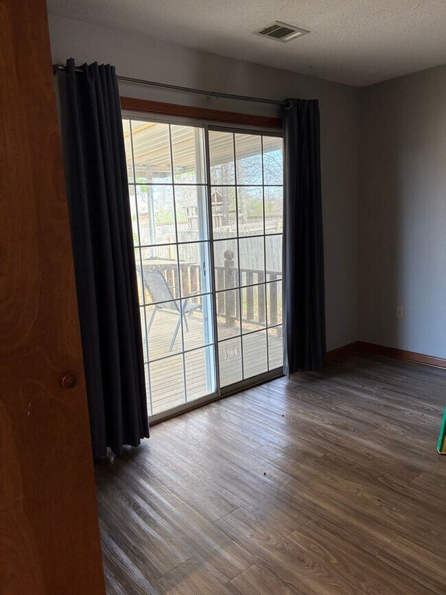 Building Photo - River Oaks Commons Condo 2 bedroom Plus Office and Garage