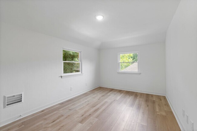 Building Photo - AVAILABLE NOW! RENOVATED 3-BEDROOM!
