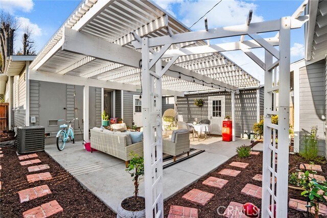 Building Photo - 426 Jacaranda Pl