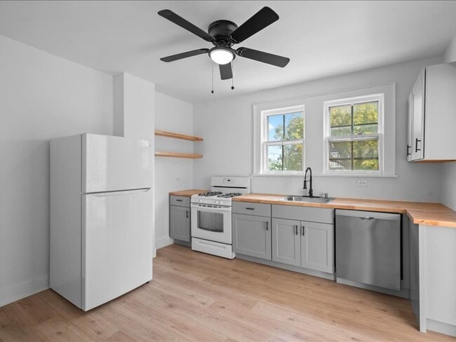 Building Photo - Spacious Pet Friendly 4 Bedroom Rental in ...