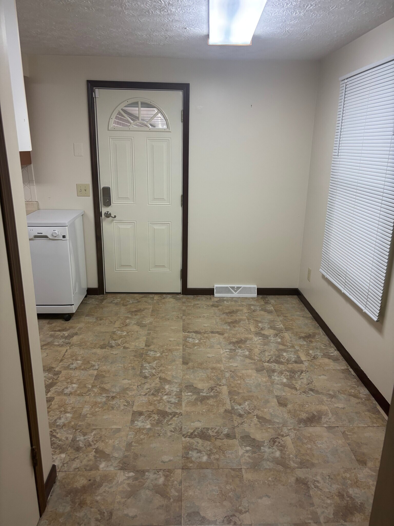 Building Photo - 2960 Thackeray Ave NW