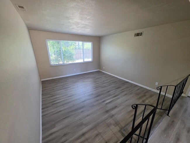 Building Photo - This charming newly renovated home has 3 bedrooms and 2 full bathroom.