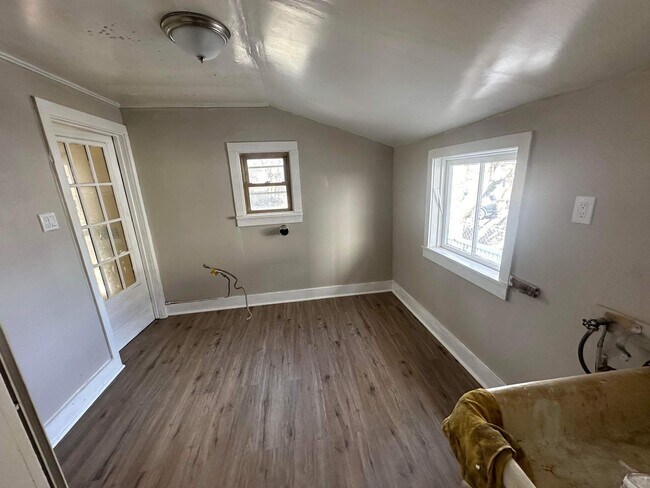 Building Photo - 3 Bedroom | 1 Bathroom | $1,500