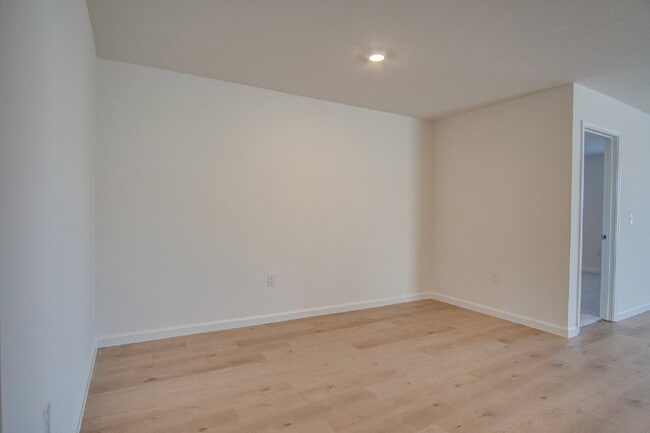 Building Photo - Spacious 4BR/2BA Home in Eagles Ridge – High-Speed Internet Included – Military Deposit Special