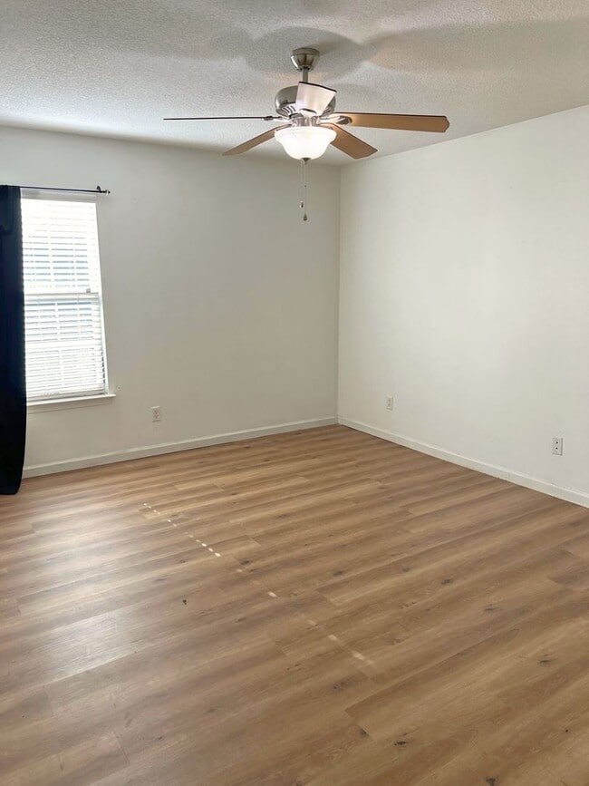 Building Photo - Spacious 4-Bedroom Home with Loft & Flex r...