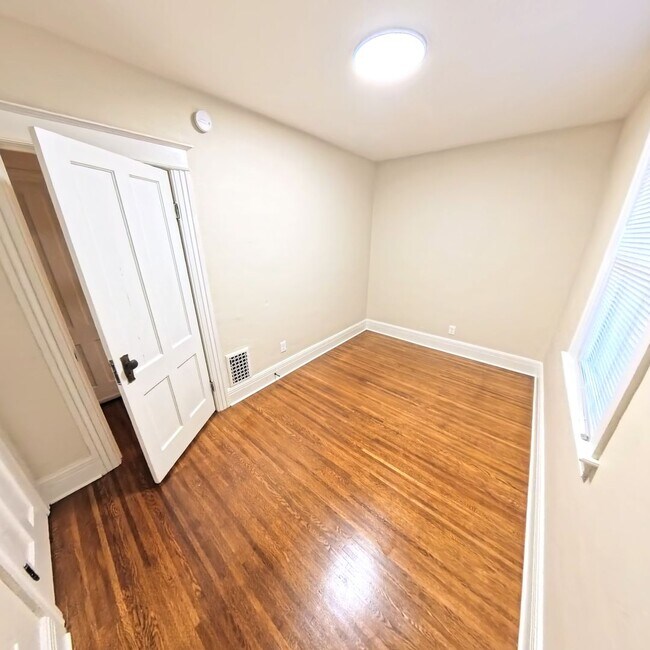 Building Photo - 308-310-310 Crosman Terrace