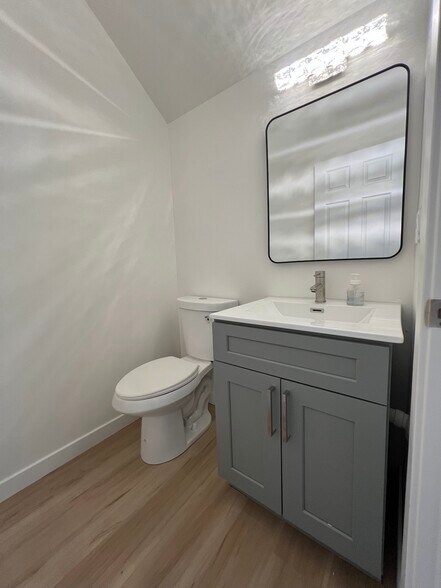 Building Photo - 5621 Fauntleroy Way SW