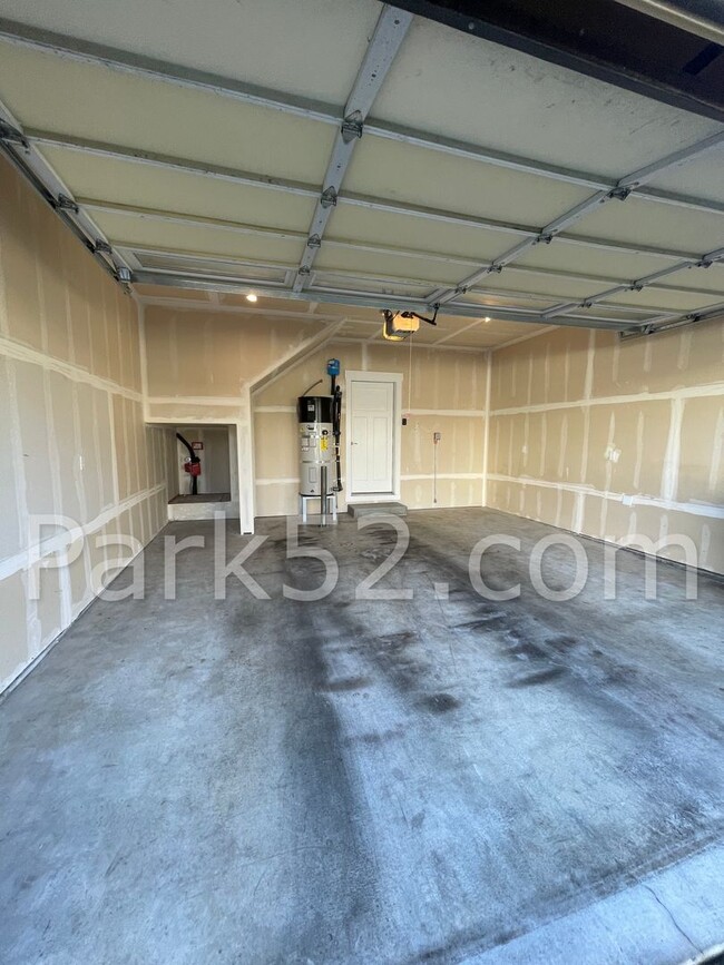 Building Photo - 3 Bedroom Townhouse in Olympia