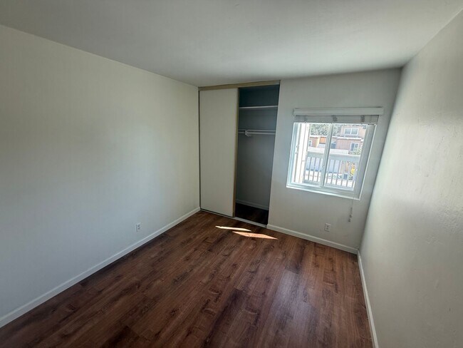 Building Photo - Available Now! Beautiful 2 Bed / 2 Bath Condo in Scripps Ranch