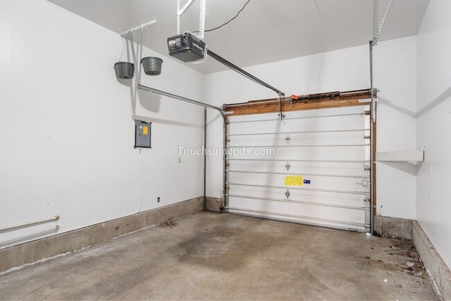 Building Photo - Newly Updated 2 Bed/2 Bath Home in Private...