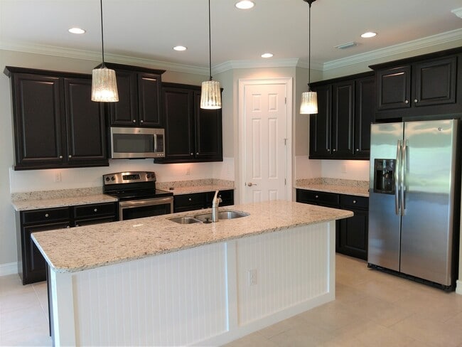 Building Photo - Unfurnished Annual Rental - Lovely 3 Bedroom Home in Calusa Park. Nicely upgraded and Pet Friendly