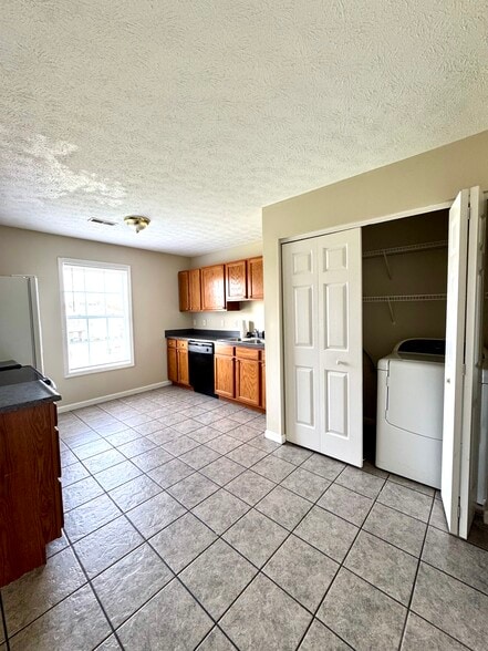 Building Photo - 638 Hampton Way