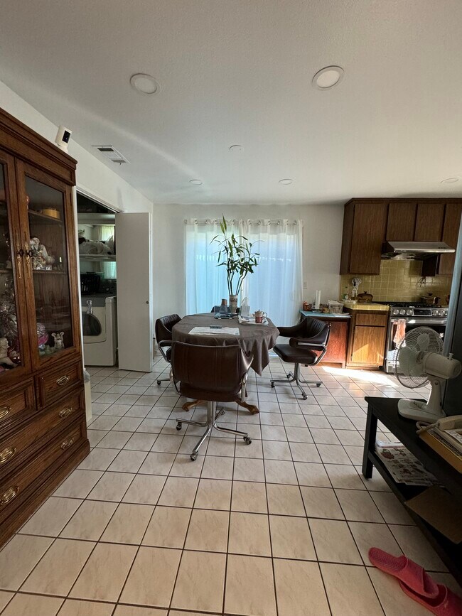 Dining - 3017 Chaucer St