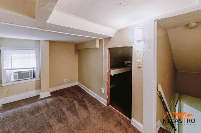 Building Photo - 138 E 11th Ave