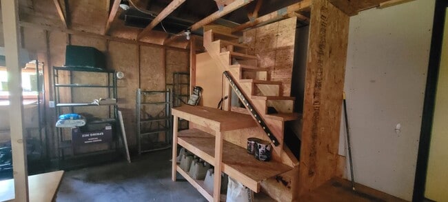 Building Photo - Fully Furnished 3 Bedroom House
