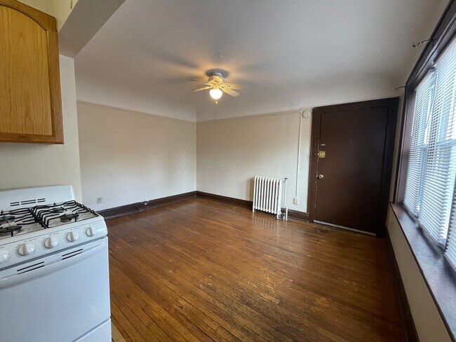 Interior Photo - 1315 N Cass St