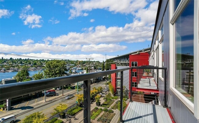 Building Photo - Ruby Condominiums - Eastlake