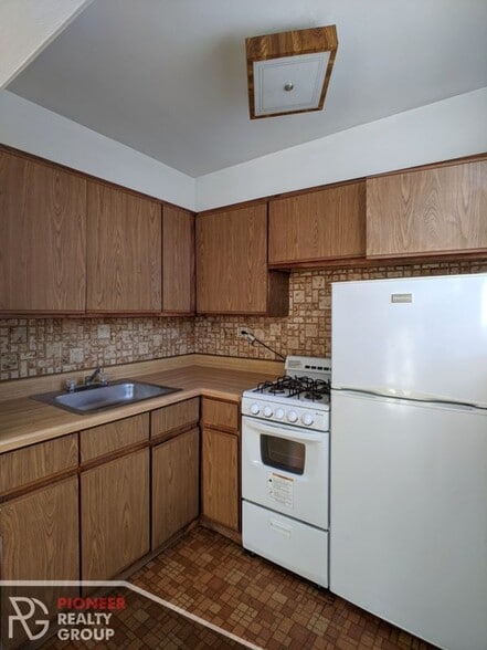 Building Photo - 739 W Belmont Ave