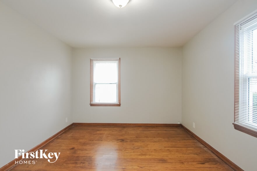 Building Photo - 311 N Boehning St