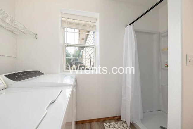 Building Photo - Beautiful 6 bed Highly Desirable Colbert Area!