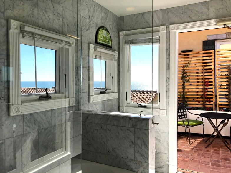 En-suite marble bathroom - 5143 Shore Dr