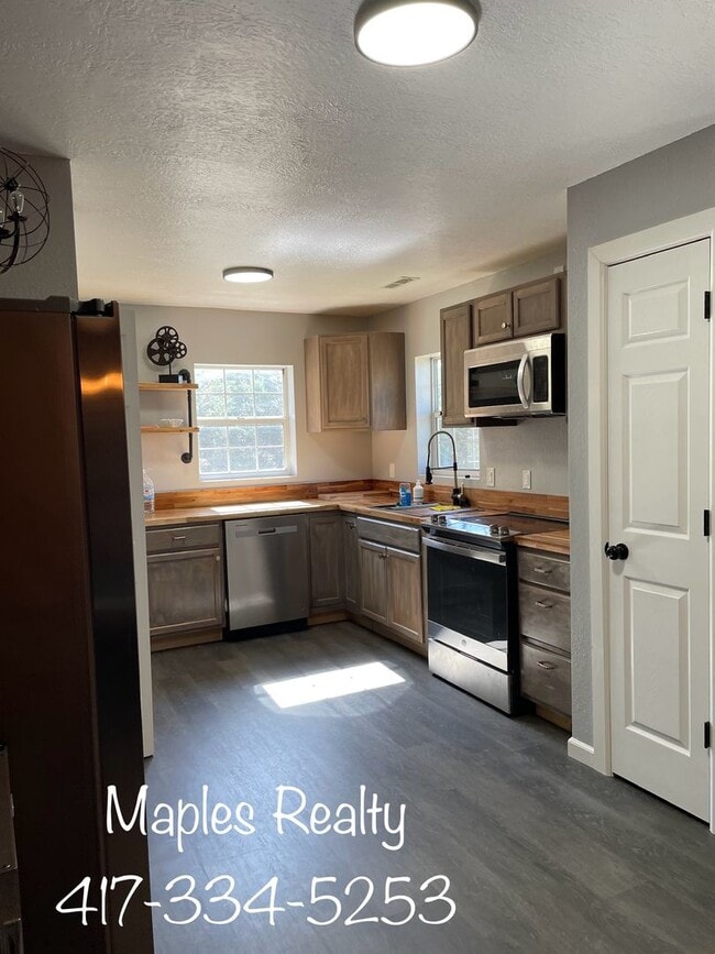 Building Photo - 4 bedroom, 2 bath furnished HOUSE in the H...