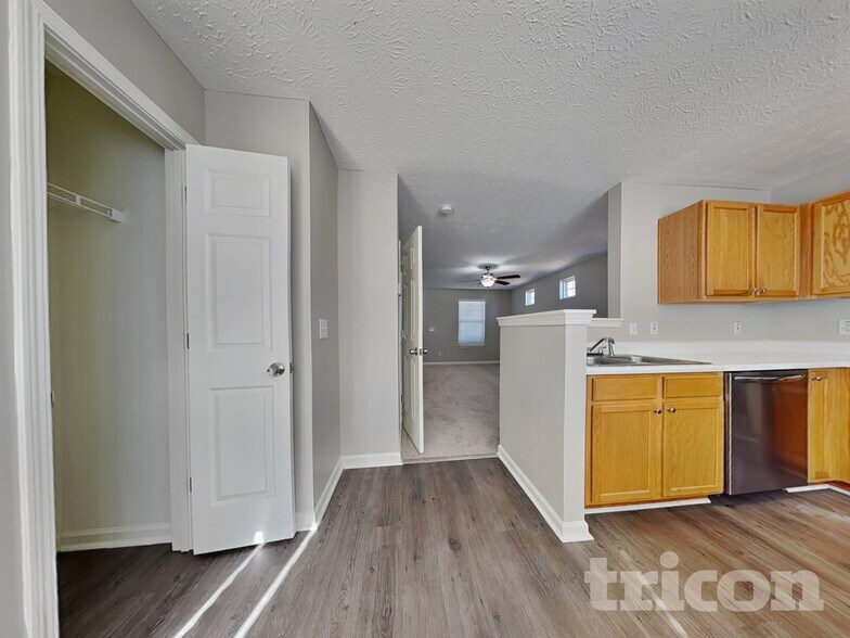 Building Photo - 242 Oak Grove Way