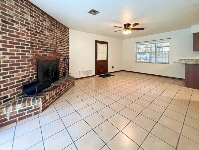 Building Photo - 3BR/2BA Pet Friendly Pool Home in McIntosh...