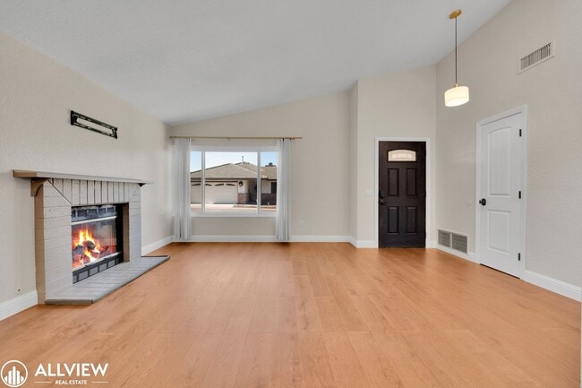 Building Photo - Gated Cimarron 3 Bed/ 2 Bath Home with Garage & Community Amenities