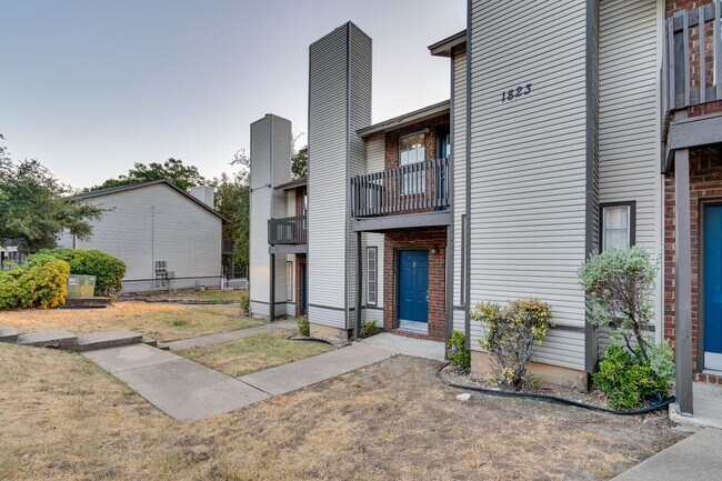 Building Photo - Uptown Townhome - 2BD / 2.5BA - Near Downt...