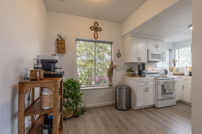 Building Photo - 2 bed/2 bath Upstairs Condo!