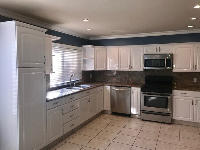 Building Photo - Beautiful and spacious multilevel townhouse in model home condition