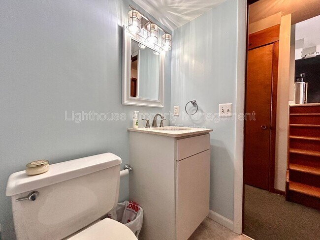 Building Photo - 2728 Vassar Dr SE