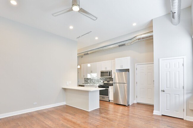 Building Photo - Gorgeous 2Bed/1bath in Logan Square! Condo Quality! In-Unit Laundry! Central Air! Stainless Steel!