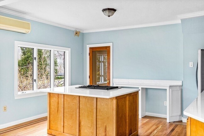 Building Photo - 328 East St