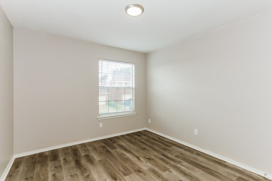 Building Photo - 1631 Chapman St