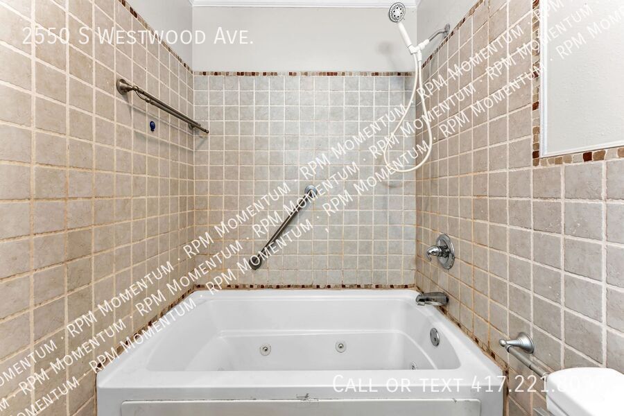 Building Photo - 2550 S Westwood Ave