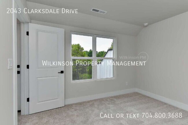 Building Photo - 2043 Clarksdale Dr
