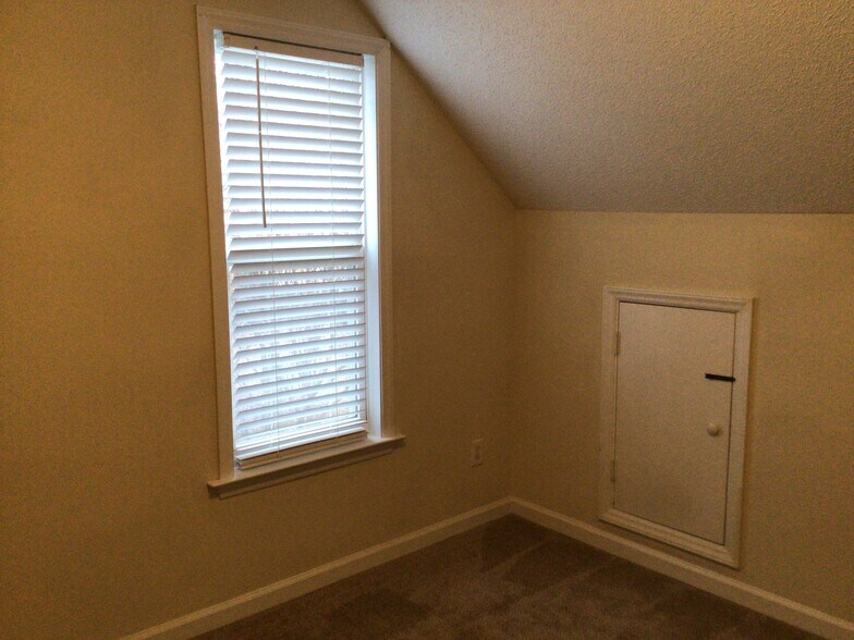 Building Photo - 204 McCarthy Dr