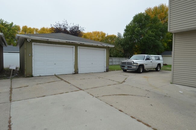 Building Photo - Quiet Side by Side Duplex