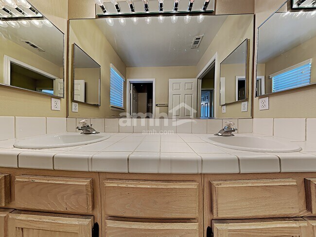 Building Photo - 1824 Glenwillow Dr