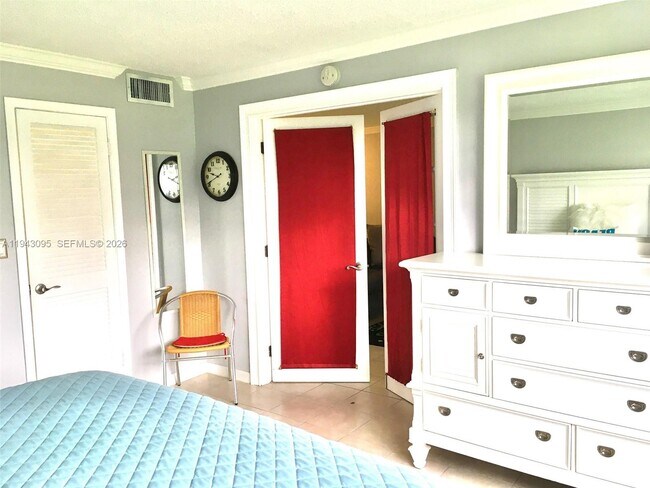 Building Photo - 9410 N Hollybrook Lake Dr